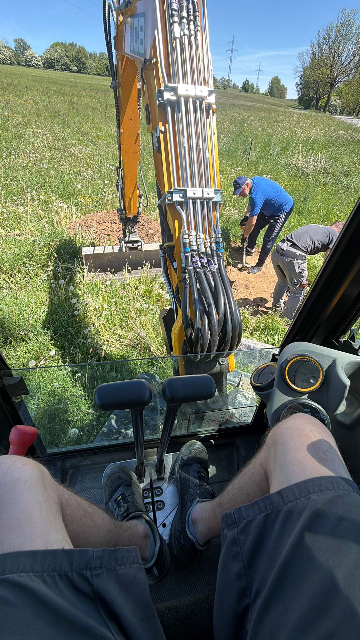 PAN BAGR – pásový bagr JCB při zemních pracích na zakázce